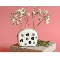 Kleine Moderne Katzenvase/Handgeformte Minivase Handbemalte Vase Mit Knospen Katzenköpfe Schnurrhaarvase Für Kleine Blumen von clayousomuch