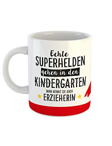 clothinx Tasse für Erzieherin Kindergarten - Echte Superhelden gehen in den Kindergarten man nennt sie auch Erzieherin - Geschenk beste Erzieherin - rundherum bedruckt, 340ml, aus Keramik von clothinx