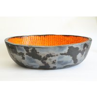 Handgefertigtes Orangefarbene Fischschuppen Keramik Waschbecken Anthrazit Oval von coceramicsstudio