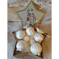Alter Christbaumschmuck White Vintage Weihnachtskugeln Geeist Gefrostet 7 Stück + 2 Vögel Auf Clip Tannenbaum French Shabby in Sternenbox Alter Christbaumschmuck White Vintage Weihnachtskugeln Geeist Gefrostet 7 Stück + 2 Vögel Auf Clip Tannenbaum French Shabby in Sternenbox von coerdefleur