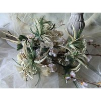 Vintage Blumen Strauss Kunstblumen Arrangement Mit Federn Und Kirschblüten Weiße Offwhite Boudoir Romantisch Nostalgisch Faded Shabby von coerdefleur