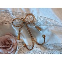 Vintage Florentiner Kleiderhaken Goldfarben Metallhaken 2Er Haken Gekordelte Schleife Mit Troddeln Boudoir Bohemian French Shabby Chic Jdl von coerdefleur