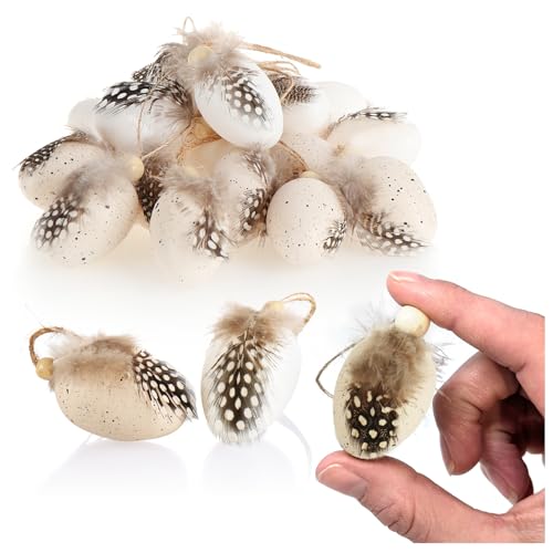 com-four® 18x Ostereier zum Anhängen - Hängedeko für den Osterstrauch 4 x 3 cm - Deko-Ostereier mit Federn und Holzperle in Wachtelei-Optik - Deko-Eier aus Kunststoff von com-four