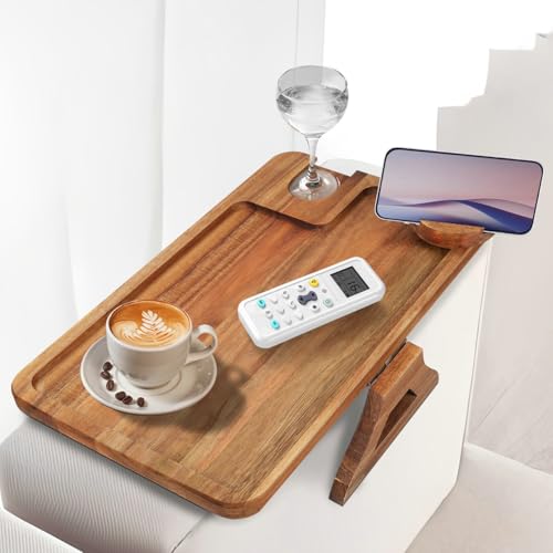 Comfoyar Sofatablett Armlehne, Akazienholz Clip On Couch Tablett mit Weinglashalter, Klappbares Sesseltablett mit 360° Drehbarer Telefonhalterung, Sofa Tablett für Getränke Snack Essen Fernbedienung von comfoyar