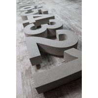 xl Hausnummer Aus Beton | 32 cm Arial Viele Farben Modernes Design von concretedesigner