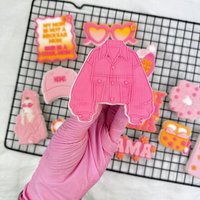 Jeansjacke Cool Mum Cookie Embosser Stamp With Cutter von cookiecutterFabrik