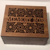 Personalisierte Hölzerne Erinnerungskiste Tauf - Oder Gedenkbox Mit Gravur von cornishwhispers1