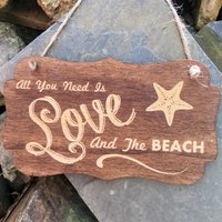 Rustikales Strandschild Aus Holz Mit Gravur von cornishwhispers1