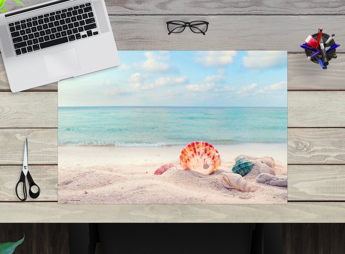 cover-your-desk.de Schreibtischaufsatz abwaschbar – Traumstrand mit Muscheln – premium Vinyl– Made in Germany, (1-St) von cover-your-desk.de