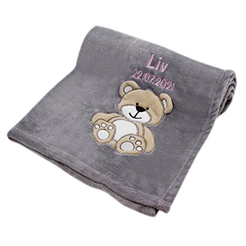 Cozy Racoon Babydecke bestickt mit Namen und Geburtsdatum | Weiche Kuscheldecke für Baby Jungen und Mädchen I Personalisiertes Geschenk zur Taufe, Geburt oder als Erstausstattung I Graue Decke mit Bär von cozy racoon