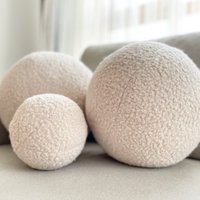 Boucle Ball Deko-Kissen, Teddy Kissen, Bestseller, Home Decor, Moderner Minimalismus, Flauschig, Skandinavisch von craftateliertr