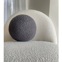 Handgefertigtes Boucle Kugel Kissen Dunkelgraues Teddy Kissen von craftateliertr