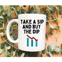 Nehmen Sie Einen Schluck Und Kaufen Den Dip, Lustige Börsenhändler-Kaffeetasse, Dip-Tageshandelsbecher, Börseanlegergeschenk, Kryptogeschenk von creativencustomized