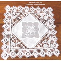 Handgesticktes Tischset Auf Leinennetz Und Weißem Schattenstich, 22 cm Im Quadrat, Rebecca von crinolines58
