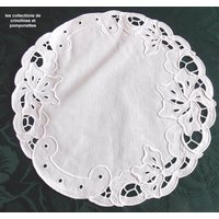 Handgesticktes Tischset Rund Weiß Richelieu Stickerei Aus 28 Anis von crinolines58