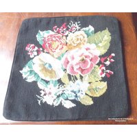 Kissenbezug Komplett Handbestickt in Petit Point Mit Großen Blumen Auf Schwarzem Hintergrund 40cm von crinolines58