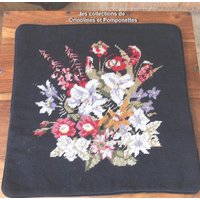 Kissenbezug Komplett Handgestickt Mit Petit Point Pastellblumenstrauß Auf Schwarzem Hintergrund von crinolines58