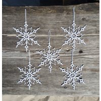 Fünf Gehäkelte Schneeflocken. Weihnachtsaccessoire. Weihnachtszierde. Leichtes Dekor. Leichte Weihnachtsdekoration. Winterdeko. Dekoration von crochetbyagne