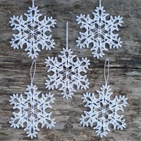 Fünf Weiße Gehäkelte Schneeflocken. Weihnachtsdekoration. Weihnachtsbaum Deko. Handgehäkelte Schneeflocke. Weihnachtsdeko-Ideen. Geschenkideen von crochetbyagne