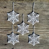 Set Von 10 Gehäkelten Schneeflocken. Handgemachte Weihnachtsbaum Accessoires. Weihnachtsschmuck. Weiße Ornamente. Geschenk von crochetbyagne