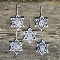 Zehn Weiße Gehäkelte Schneeflocken. Weihnachtsdekoration. Weihnachtsbaum Deko. Handgehäkelte Schneeflocke. Winterdeko. Weißes Dekor. Weihnachtszierde von crochetbyagne
