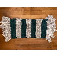 Handgefertigter Gehäkelter Flicken Teppich Jägergrüner & Floraler Stoffteppich | 47x120 cm von crochetedfancies