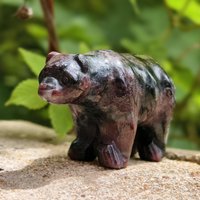 2, 7 "Granat-Bärn-Skulptur, Handgefertigte Natürliche Kristalltierfigur, Stärke, Die Kristallbärentotem Heilt, Granat-Kristallbärschnitzerei." 2, 7 "Granat-Bärn-Skulptur, Handgefertigte Natürliche Kristalltierfigur, Stärke, Die Kristallbärentotem Heilt, Granat-Kristallbärschnitzerei." von crystalisco