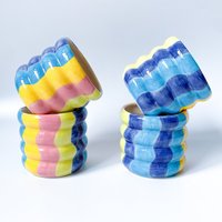 Dark Candy Striped Handgefertigte Und Handbemalte Steinzeug-Keramiktasse, Moderne Regenbogenkaffeetasse, 21 von cuginoceramics