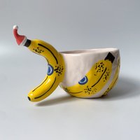 Handgemachte Bananen-Keramiktasse Wunderliche Feiertags-Kaffeetasse Handgemachte Bananen-Keramiktasse Wunderliche Feiertags-Kaffeetasse von cuginoceramics