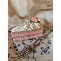 Fake Tortenstück Variante "Röschen" Unechte Torte Gefälschte Erdbeertorte Gips von cupcakesfuerdich