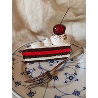 Fake Tortenstück Variante "Schwarzwälderkirsch" Unechte Torte Gefälschte Kirschtorte Gips von cupcakesfuerdich