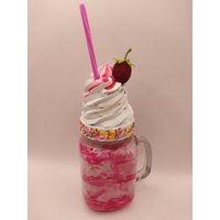 Neu Fake Milchshake Einzelstück Erdbeer Donut Milkshake Eis Deko Sommerdeko Freakshake Tischdeko Künstlicher Rockabilly von cupcakesfuerdich