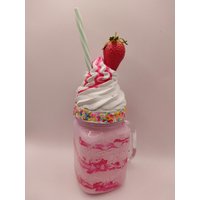 Neu Fake Milchshake Einzelstück Erdbeer Donut Milkshake Eis Deko Sommerdeko Freakshake Tischdeko Künstlicher Rockabilly von cupcakesfuerdich