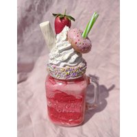 Neu Fake Milchshake Einzelstück Erdbeer Donut Milkshake Eis Deko Sommerdeko Freakshake Tischdeko Künstlicher Rockabilly Neu Fake Milchshake Einzelstück Erdbeer Donut Milkshake Eis Deko Sommerdeko Freakshake Tischdeko Künstlicher Rockabilly von cupcakesfuerdich