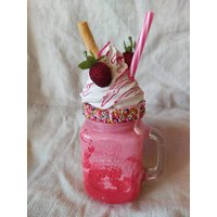 Neu Fake Milchshake Einzelstück Erdbeer Donut Milkshake Eis Deko Sommerdeko Freakshake Tischdeko Künstlicher Rockabilly Neu Fake Milchshake Einzelstück Erdbeer Donut Milkshake Eis Deko Sommerdeko Freakshake Tischdeko Künstlicher Rockabilly von cupcakesfuerdich