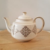 Vintage Sadler China Elfenbein Und Gold Design Teekanne, England High Tea Teekanne 3579 von curatedvintagestyles