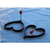 1980Er Jahre Satz Von 2 Herzförmige Cutter Für Pfannkuchen Sandwiches Kitchen Fun 1980Er Jahre Satz Von 2 Herzförmige Cutter Für Pfannkuchen Sandwiches Kitchen Fun von curioscity