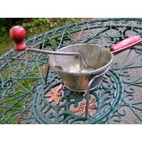 40Er Jahre Foley Küchen Reibe Küchenmaschine Mit Roten Holzgriffen Und Zwei Beinen 40Er Jahre Foley Küchen Reibe Küchenmaschine Mit Roten Holzgriffen Und Zwei Beinen von curioscity