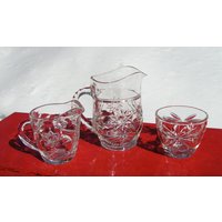 50Er Jahre Frühstück Küche Pressglas Set Saftkrug Und Sahne & Offene Zuckerdose Stern Muster 50Er Jahre Frühstück Küche Pressglas Set Saftkrug Und Sahne & Offene Zuckerdose Stern Muster von curioscity