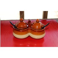 Drei Farbe Doppelt Geschirr Schüsseln Mit Deckel Und Bakelit Behandelt Löffel Relish Senf Salsa Gewürze Speisen Servieren Drei Farbe Doppelt Geschirr Schüsseln Mit Deckel Und Bakelit Behandelt Löffel Relish Senf Salsa Gewürze Speisen Servieren von curioscity