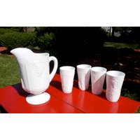 Kolonie Fasching Milchglas Krug Und Glas Set Ernte Trauben Blatt Design 1960Er Jahre Küche Kitsch Barware Serviergarten Party Kolonie Fasching Milchglas Krug Und Glas Set Ernte Trauben Blatt Design 1960Er Jahre Küche Kitsch Barware Serviergarten Party von curioscity