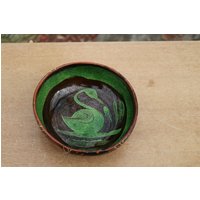 Primitive Handgemachte Volkskunst Schüssel Und Urne Tropfdesign Mit Schwan Glasurgriffen Auf Urnen-Rotem Ton-Keramik Der 1970Er Jahre Primitive Handgemachte Volkskunst Schüssel Und Urne Tropfdesign Mit Schwan Glasurgriffen Auf Urnen-Rotem Ton-Keramik Der 1970Er Jahre von curioscity