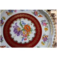 Set Mit Drei Atemberaubenden Metall-Serviertabletts Markiert Daher 1101 Made in England Schönes Blumenmuster Tiefe Helle Farben 1971 Set Mit Drei Atemberaubenden Metall-Serviertabletts Markiert Daher 1101 Made in England Schönes Blumenmuster Tiefe Helle Farben 1971 von curioscity