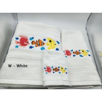 Buntes Fisch-Trio Bestickte Handtücher - Wählen Sie Die Größe Des Sets & Der Handtuchfarbe Badelaken, Badetuch, Handtuch, Waschlappen Kostenloser von cybergeeks2