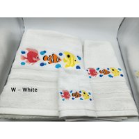 Buntes Fisch-Trio Bestickte Handtücher - Wählen Sie Die Größe Des Sets & Handtuchfarbe Badetuch, Handtuch, Waschlappen von cybergeeks2