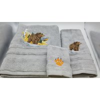 Grizzly Bär - Besticktes Badetuch Set Badetuch, Handtuch Und Waschlappen Zum Bestellen Oder Einzeln von cybergeeks2