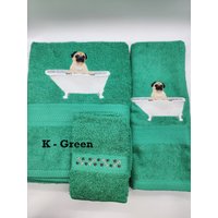Mops in Einer Wanne Bestickte Handtücher - Wählen Sie Ihre Größe Des Sets Und Der Handtuchfarbe Badetuch, Handtuch Waschlappen Erhältlich von cybergeeks2