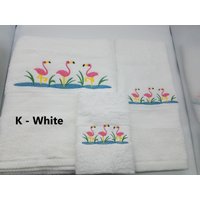 Pink Flamingo Trio Bestickte Handtücher - Wählen Sie Ihre Größe Von Set & Handtuchfarbe Badetuch, Handtuch, Waschlappen von cybergeeks2