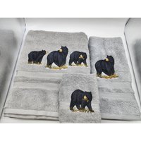 Schwarzes Bärentrio - Besticktes Badetuch Set Badetuch, Handtuch Und Waschlappen Zum Bestellen Oder Einzeln von cybergeeks2