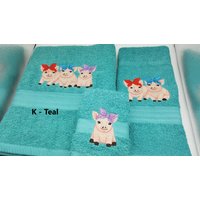 Schweine in Bandana Trio Bestickte Handtücher Wählen Sie Die Farbe Des Handtuchs Und Größe Sets - Badelaken, Badetuch, Handtuch & Waschlappen von cybergeeks2